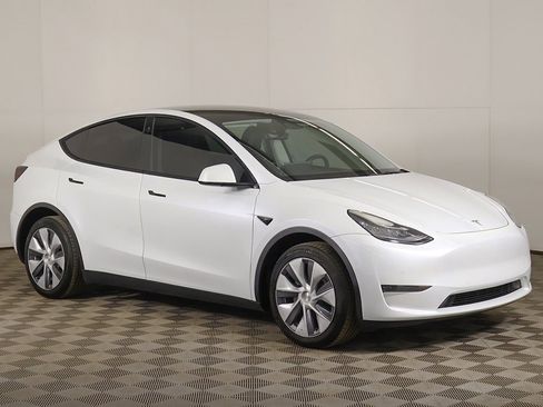 Used 2022 Tesla Model Y Long Range image 2