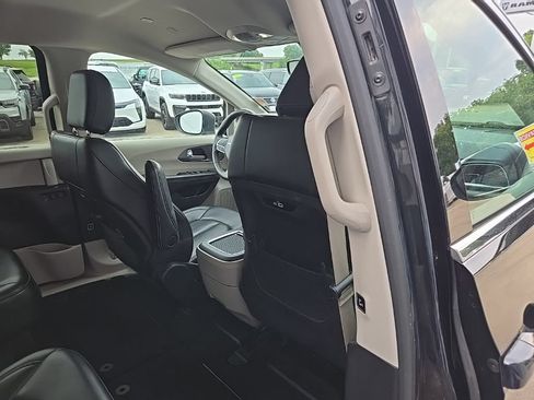 Used 2023 Chrysler Pacifica Touring-L FWD image 76