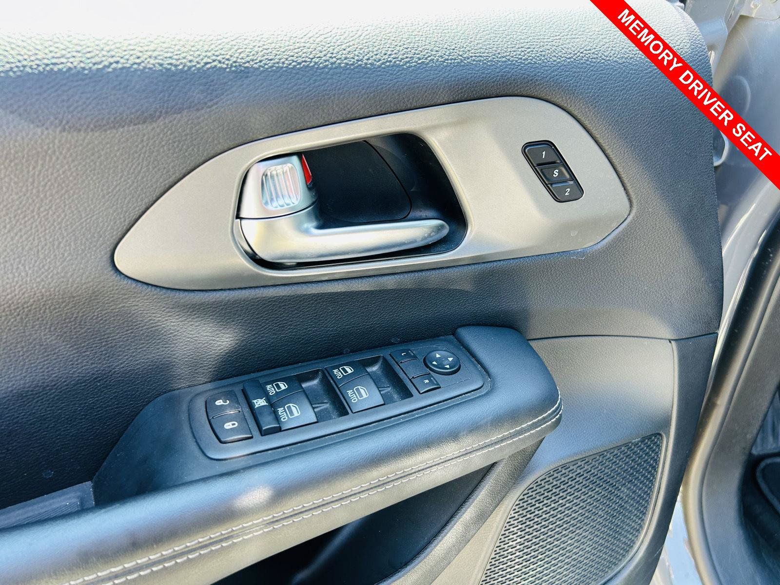 Used 2025 Chrysler Pacifica Select FWD image 13