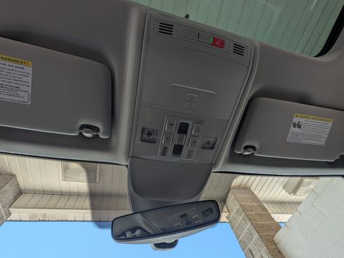 Used 2025 Volkswagen Taos SE w/ Panoramic Sunroof Package FWD image 30