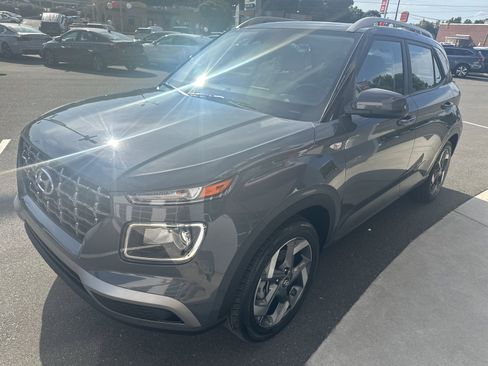 Used 2025 Hyundai Venue SEL FWD image 4