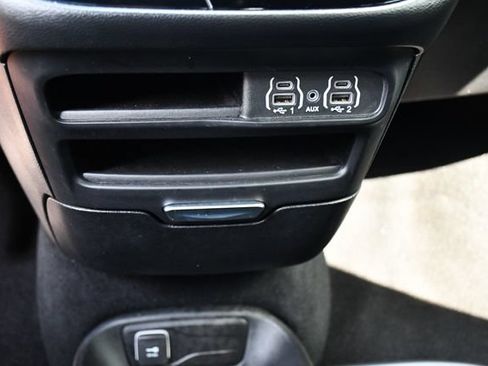Used 2025 Chrysler Pacifica Select FWD image 37