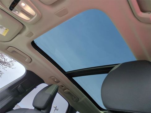 Used 2025 Volvo XC60 B5 Plus image 10