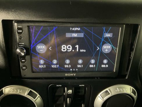 Used 2013 Jeep Wrangler Unlimited Sahara image 19