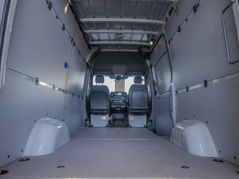 Used 2025 Mercedes-Benz Sprinter 2500 image 33