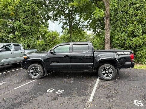 Used 2017 Toyota Tacoma TRD Sport w/ Tow Package AWD/4WD image 8