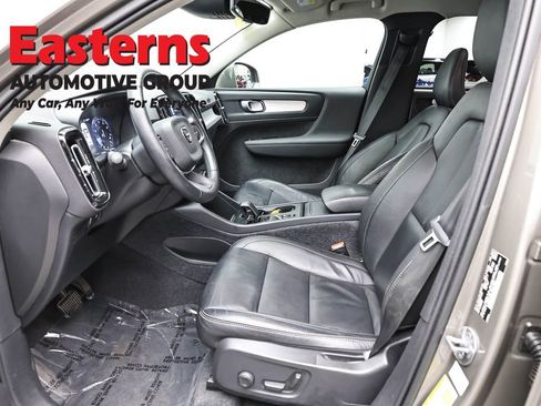 Used 2022 Volvo XC40 T4 Momentum FWD image 14