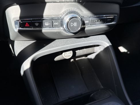 Used 2025 Volvo XC40 B5 Core image 22