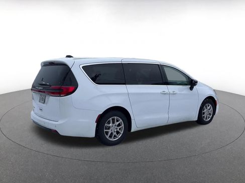 Used 2024 Chrysler Pacifica Touring-L image 14