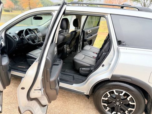 Used 2019 Nissan Pathfinder SL image 16