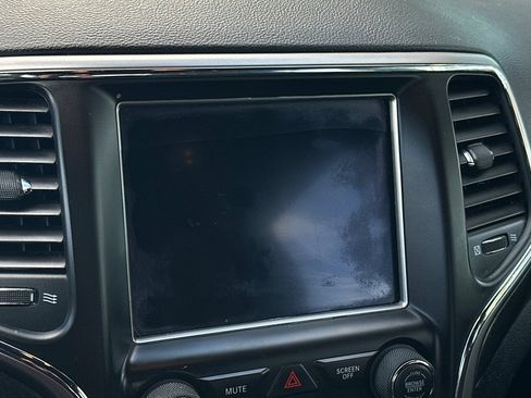Used 2018 Jeep Grand Cherokee Altitude AWD/4WD image 18
