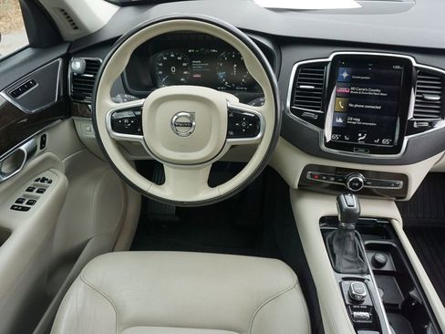 Used 2017 Volvo XC90 T6 Momentum w/ Vision Package image 5