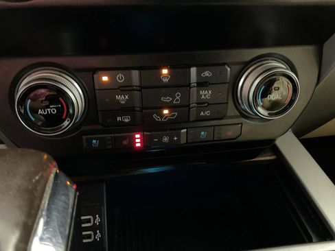 Used 2019 Ford F150 Lariat w/ Equipment Group 502A Luxury AWD/4WD image 4