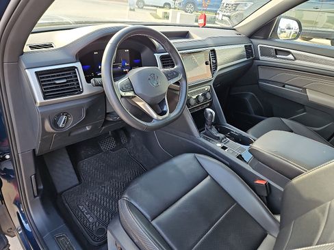 Certified 2022 Volkswagen Atlas Cross Sport SE w/ Panoramic Sunroof Package image 11