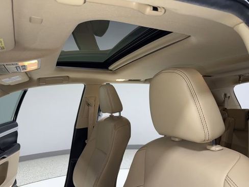Used 2019 Toyota Highlander XLE FWD image 2
