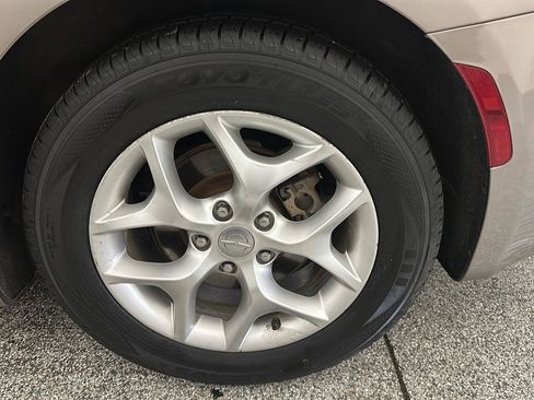 Used 2018 Chrysler Pacifica Touring-L Plus w/ Tire & Wheel Group FWD image 11