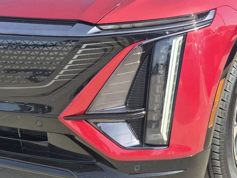 Used 2025 Cadillac Lyriq Sport AWD/4WD image 7