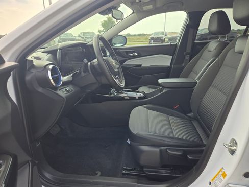 Used 2025 Chevrolet Trax LT w/ Driver Confidence Package FWD image 9