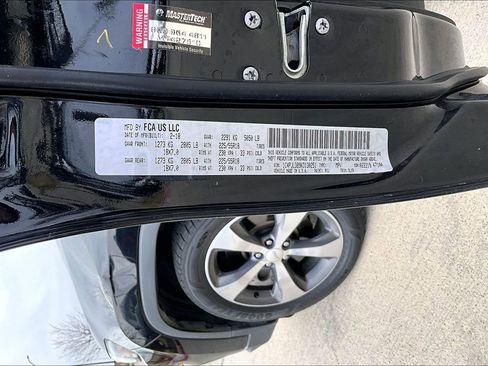 Used 2019 Jeep Cherokee Limited w/ Technology Group image 40