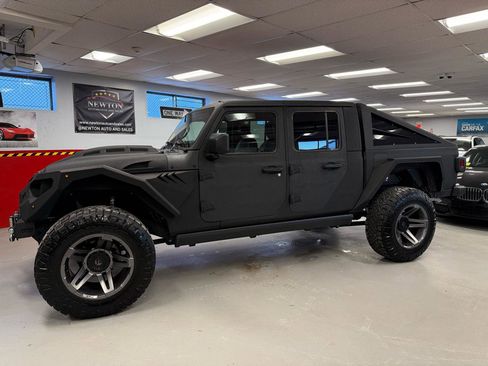 Used 2023 Jeep Gladiator Sport image 3