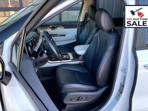 Certified 2024 Kia Carnival LX image 23