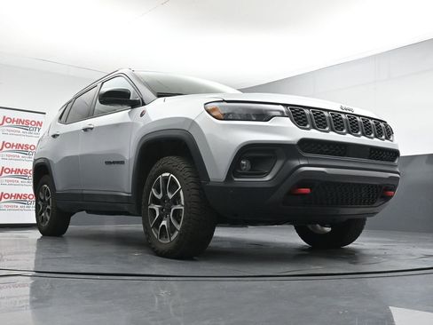 Used 2024 Jeep Compass Trailhawk AWD/4WD image 18