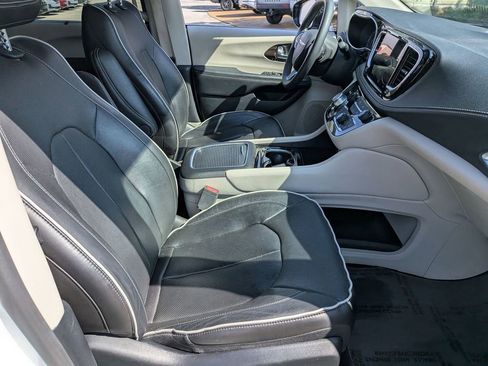 Used 2023 Chrysler Pacifica Limited image 17