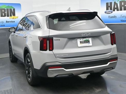 Used 2025 Kia Sorento S w/ Panoramic Sunroof Package FWD image 4
