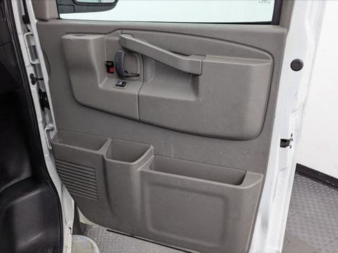 Used 2017 GMC Savana 2500 RWD image 18