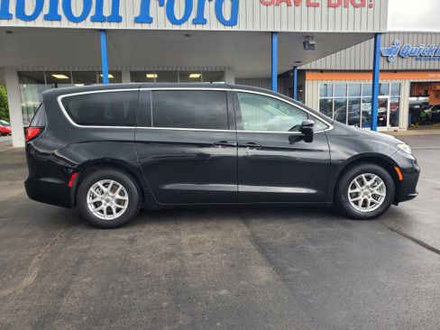 Used 2023 Chrysler Pacifica Touring-L FWD image 5