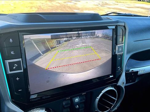 Used 2018 Jeep Wrangler Unlimited Rubicon w/ Connectivity Group image 29