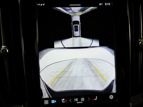 Used 2025 Volvo V60 B5 Cross Country Plus image 7