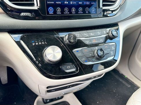 Used 2017 Chrysler Pacifica Touring-L Plus w/ Advanced Safetytec Group FWD image 15