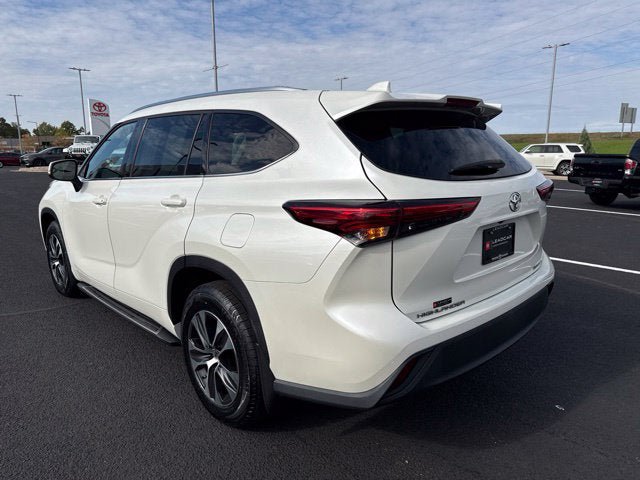 Used 2021 Toyota Highlander XLE AWD/4WD image 10