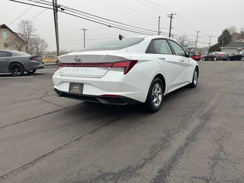 Used 2021 Hyundai Elantra SE image 3