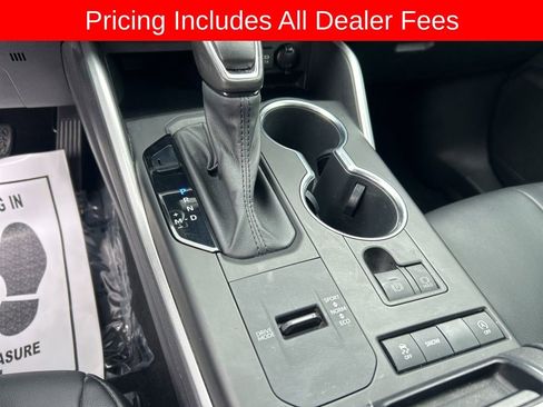 Used 2021 Toyota Highlander XLE FWD image 11