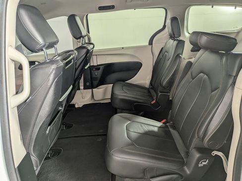 Used 2018 Chrysler Pacifica Touring-L Plus image 33