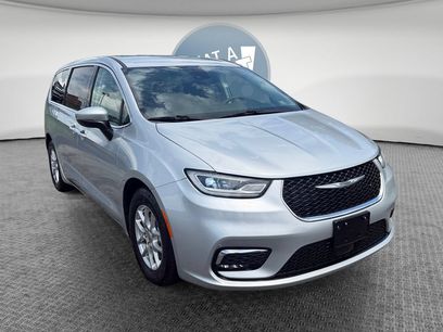 Used 2023 Chrysler Pacifica Touring-L