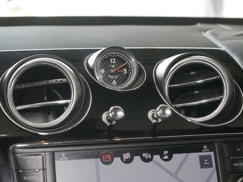 Used 2020 Bentley Bentayga AWD/4WD image 17