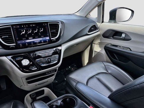 Used 2023 Chrysler Pacifica Touring-L FWD image 22