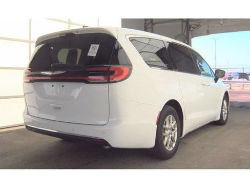Used 2025 Chrysler Pacifica Select FWD image 3