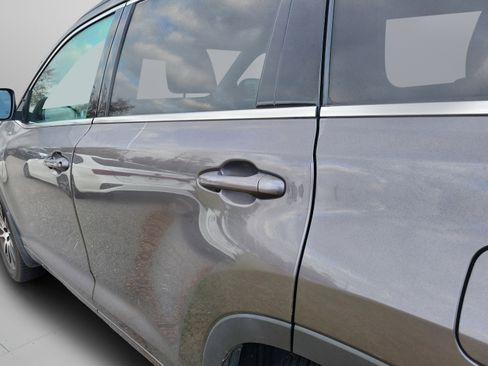 Used 2018 Toyota Highlander SE image 27