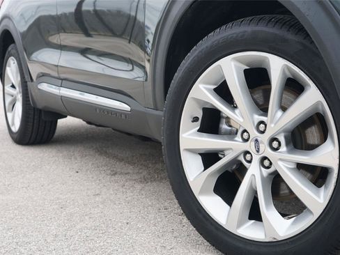 Certified 2022 Ford Explorer Platinum w/ Premium Technology Package AWD/4WD image 2