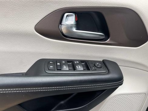 Used 2023 Chrysler Voyager LX FWD image 20