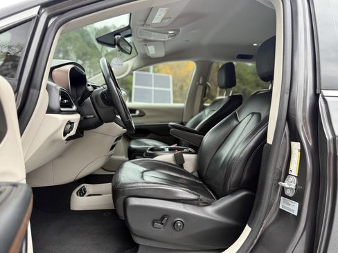 Used 2017 Chrysler Pacifica Touring-L image 19