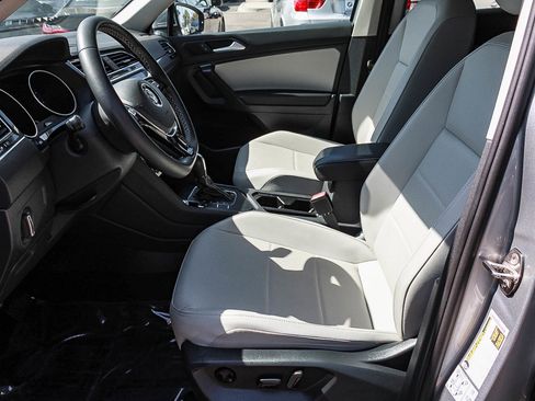 Used 2021 Volkswagen Tiguan SE FWD image 17