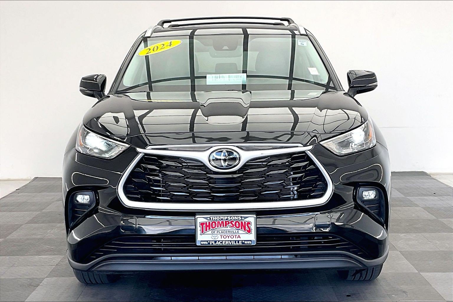 Used 2024 Toyota Highlander XLE FWD image 2