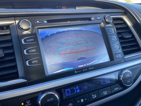 Used 2018 Toyota Highlander SE image 28