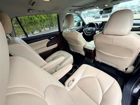 Used 2022 Toyota Highlander XLE image 17