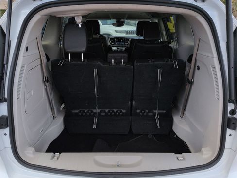 Used 2024 Chrysler Pacifica Select FWD image 13